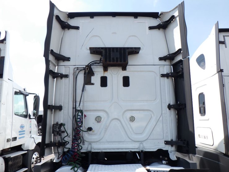 2016-freightliner-cascadia-125-evolution-image-13