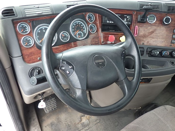 2017-freightliner-cascadia-125-image-19