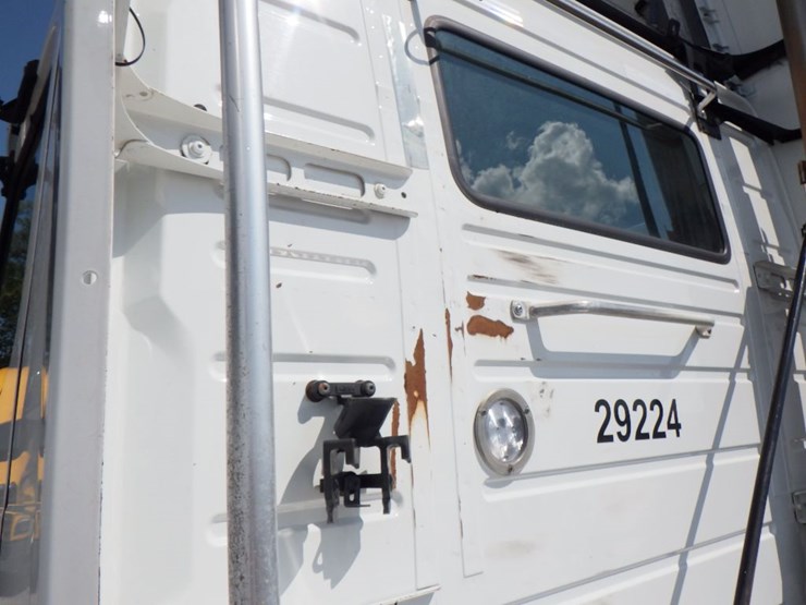 2019-volvo-vnr300-image-14