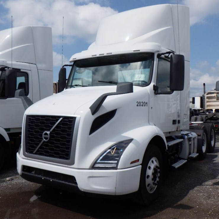 2020 VOLVO VNR300
