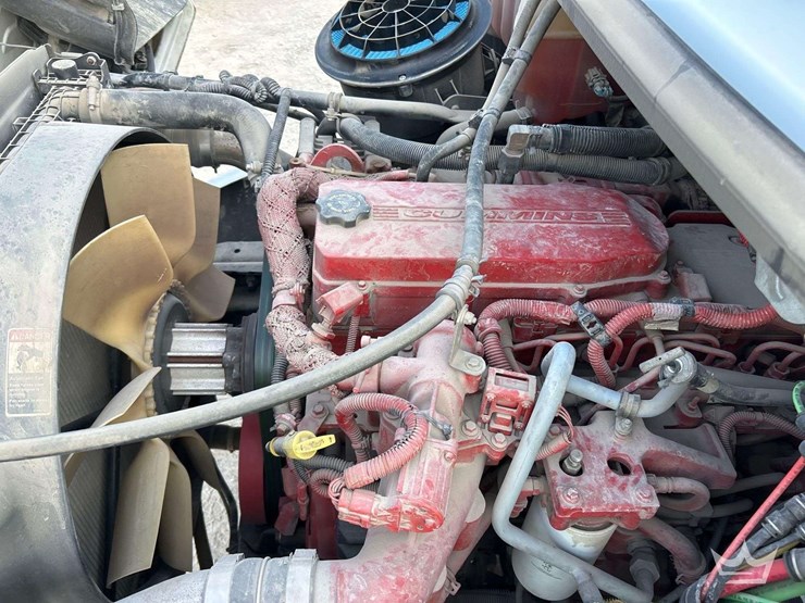 2010-freightliner-m2-106-image-9