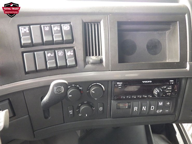 2019-volvo-vnl860-image-25