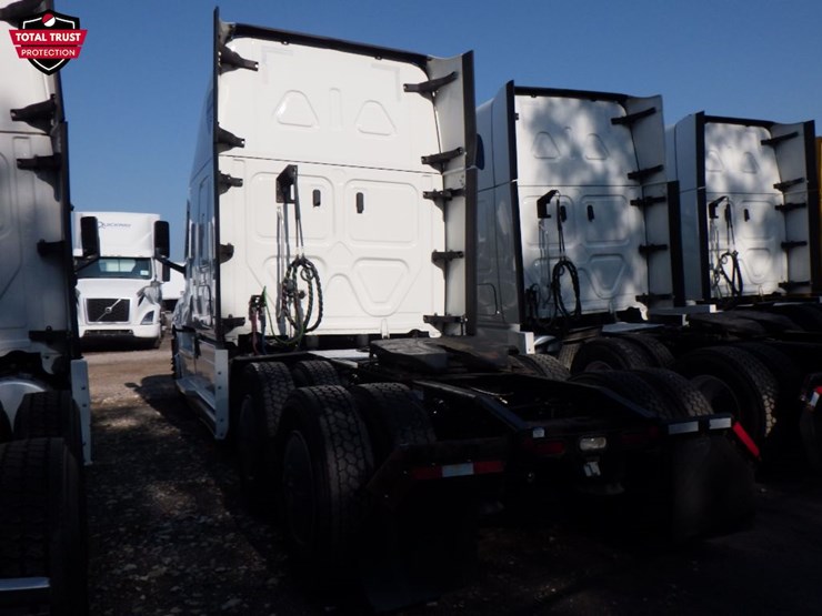 2022-freightliner-cascadia-126-image-11