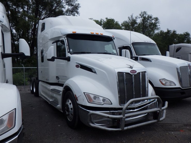 2022-peterbilt-579-image-3