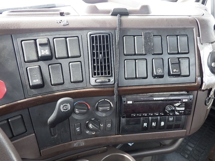 2016-volvo-vnl300-image-21