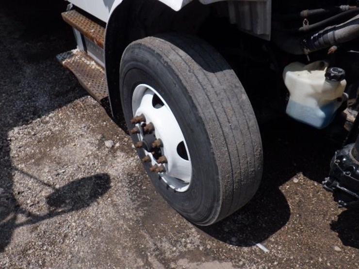 2018-freightliner-m2-106-image-30