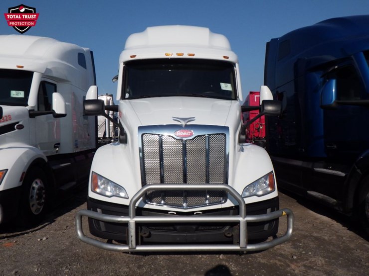 2023-peterbilt-579-image-2