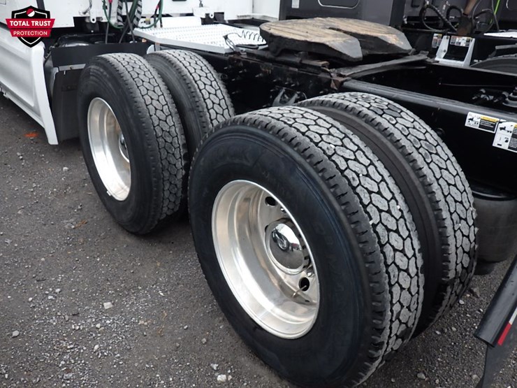 2023-peterbilt-579-image-17