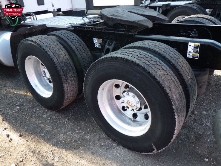 2023-peterbilt-579-image-15