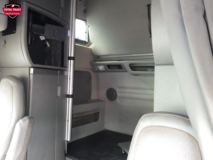 2019-volvo-vnl860-image-28