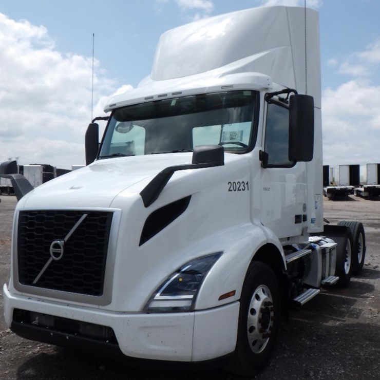 2020 VOLVO VNR300