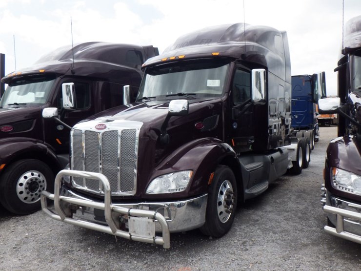 2019-peterbilt-579-image-1