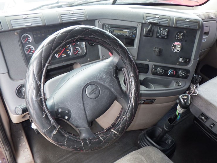 2011-freightliner-cascadia-125-image-26