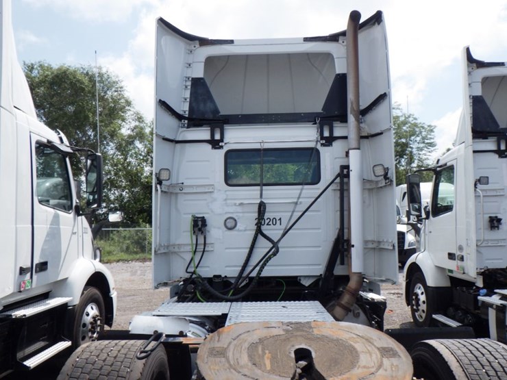 2020-volvo-vnr300-image-12