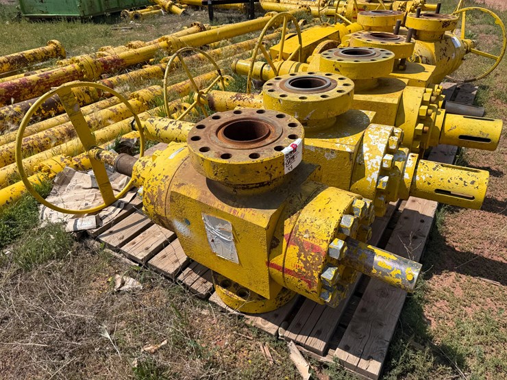 (4)-7-1/16”-10m-manual-frac-valves-image-1