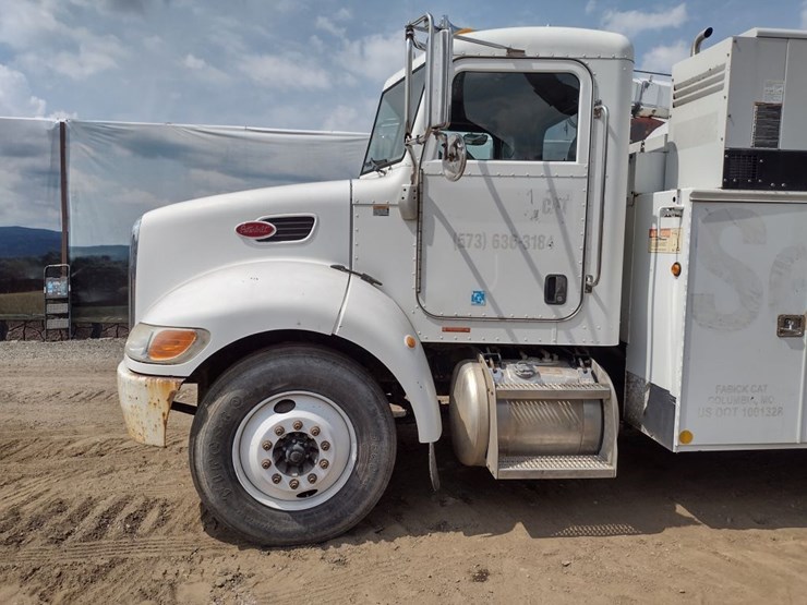 peterbilt-335-image-18