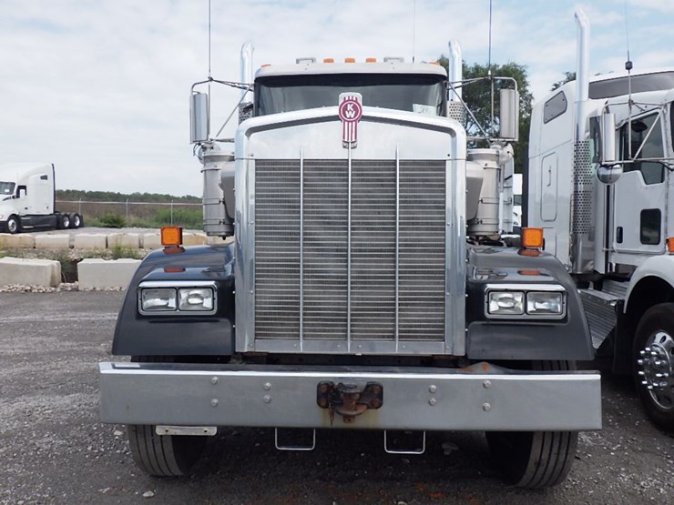 2016-kenworth-w900-image-2