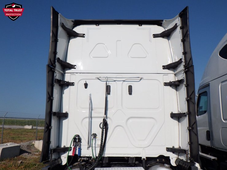 2023-freightliner-cascadia-126-image-10