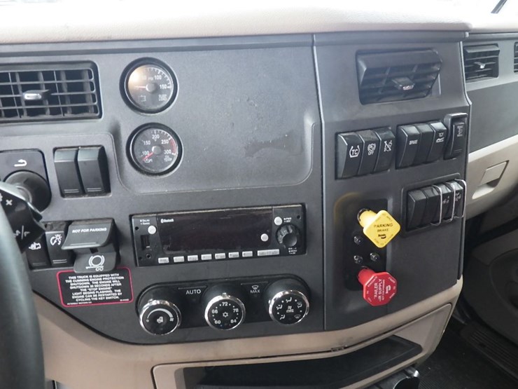 2019-peterbilt-579-image-24