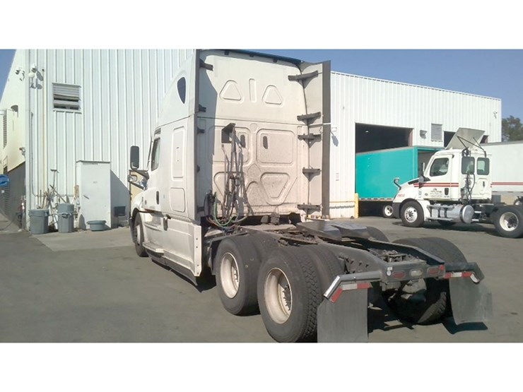 2022-freightliner-cascadia-126-image-2