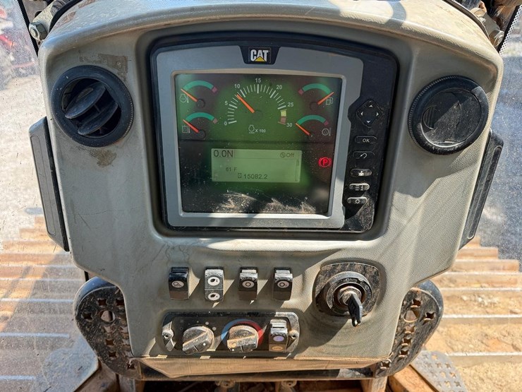 2013-caterpillar-d6n-lgp-image-21