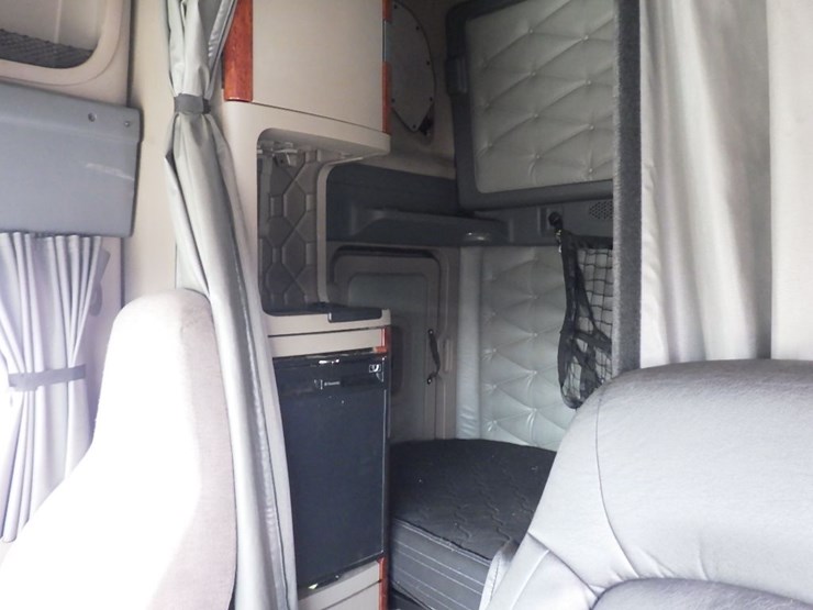 2016-freightliner-cascadia-125-image-26