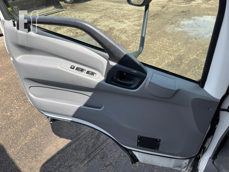 2018-hino-195-image-32