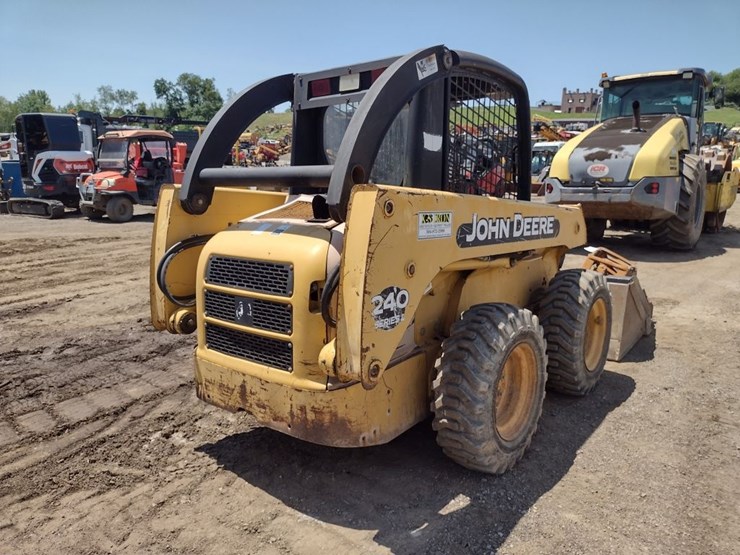 john-deere-240-image-26