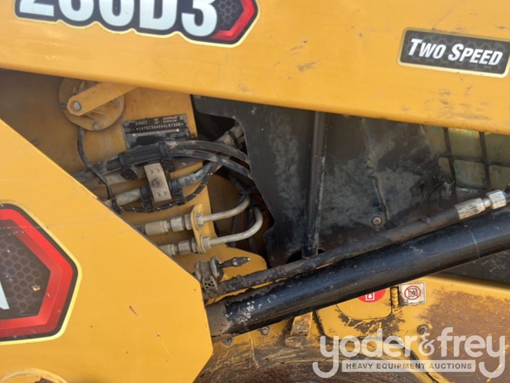 2021-caterpillar-236d-image-24