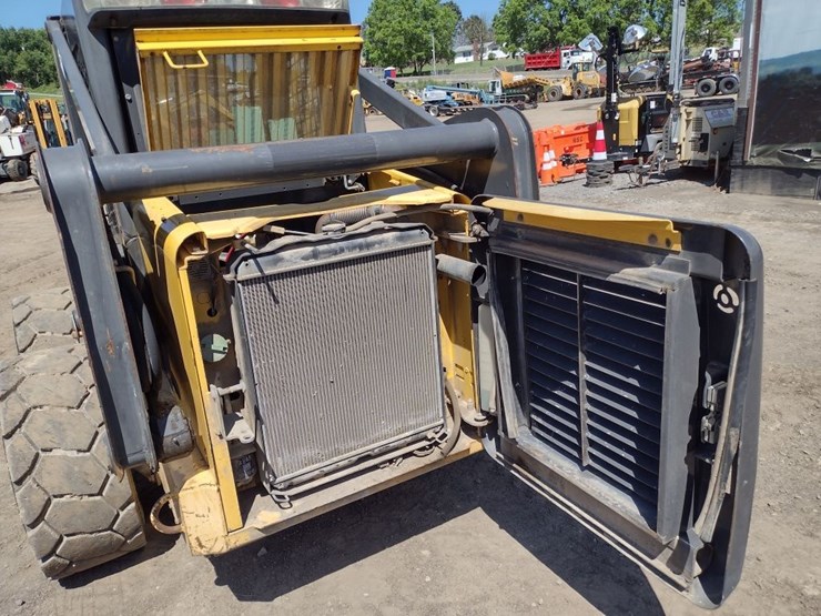 new-holland-l175-image-23