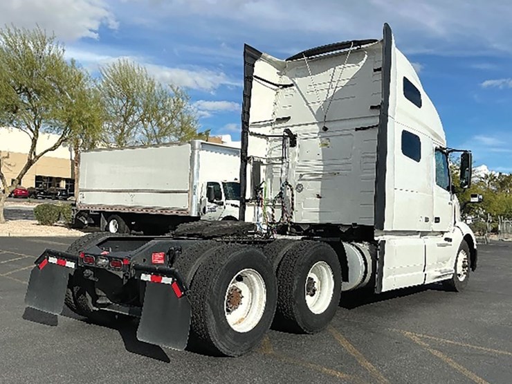 2021-volvo-vnl-760-image-2