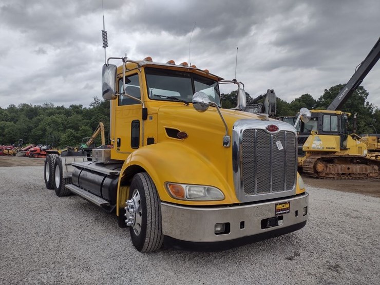 peterbilt-384-image-41