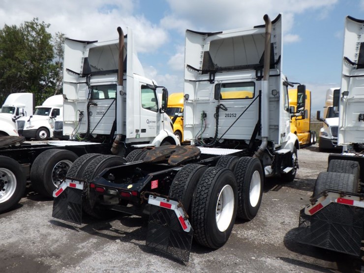 2020-volvo-vnr300-image-11