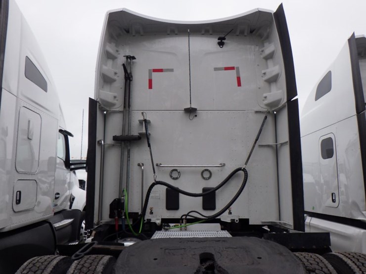 2022-peterbilt-579-image-14