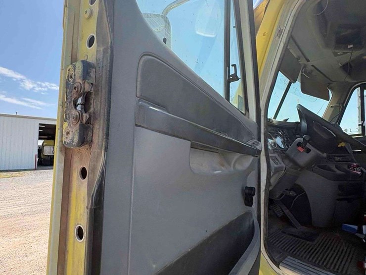 2007-freightliner-columbia-120-image-28
