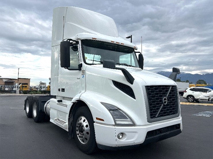 2020-volvo-vnr300-image-1