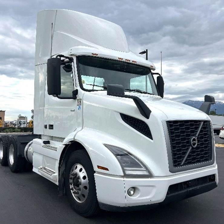 2020 VOLVO VNR300