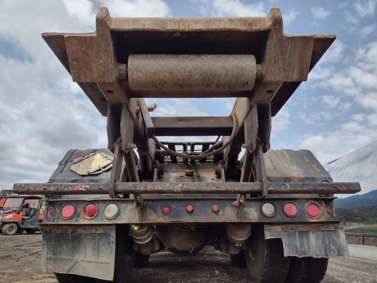 freightliner-114sd-image-34