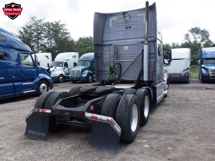 2020-volvo-vnl860-image-12