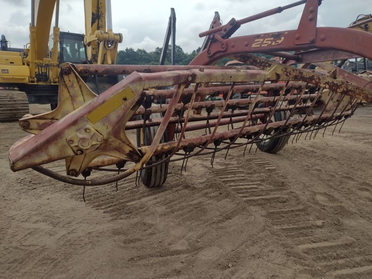 new-holland-258-image-12