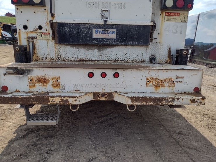 peterbilt-335-image-27