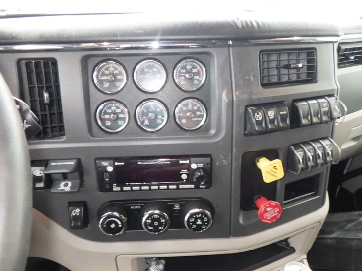 2022-peterbilt-579-image-28