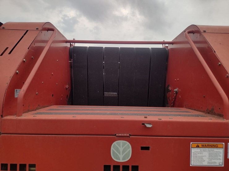 new-holland-br740-image-11