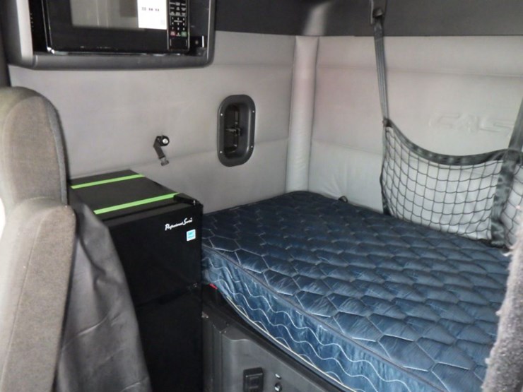 2021-freightliner-cascadia-126-image-21