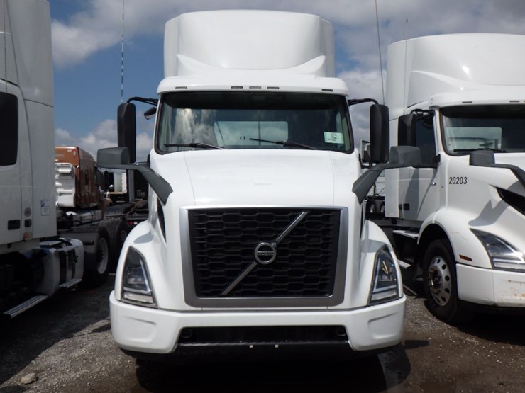 2020-volvo-vnr300-image-2