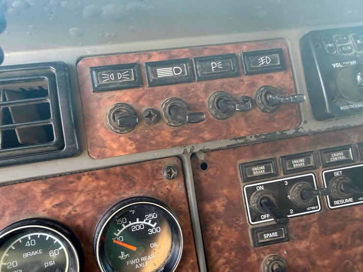 2004-kenworth-semi-image-23