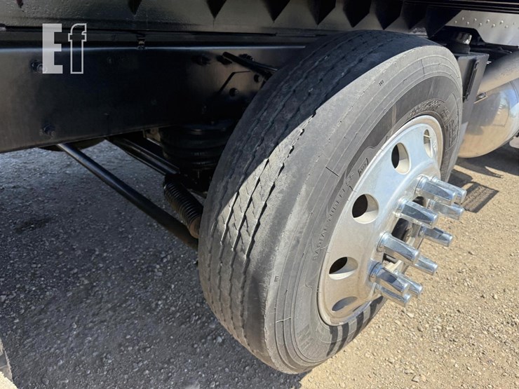 2005-peterbilt-335-image-46