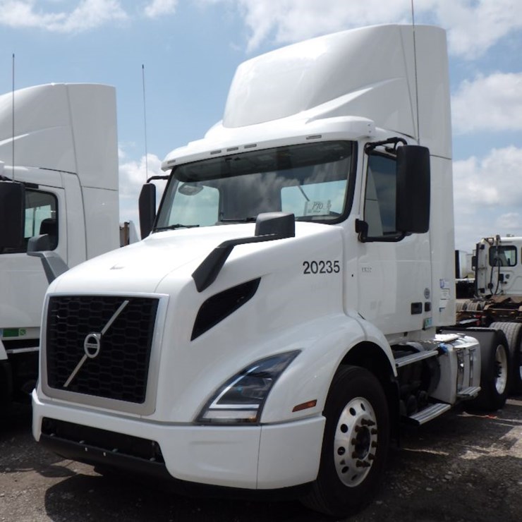 2020 VOLVO VNR300