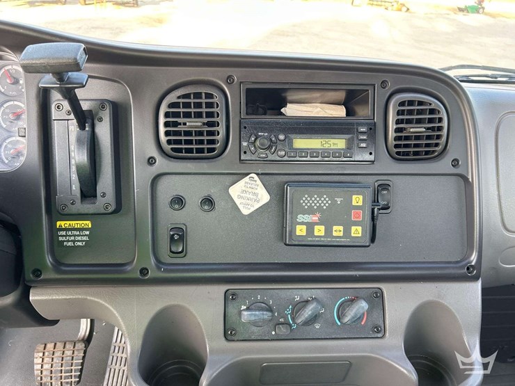 2010-freightliner-m2-106-image-17