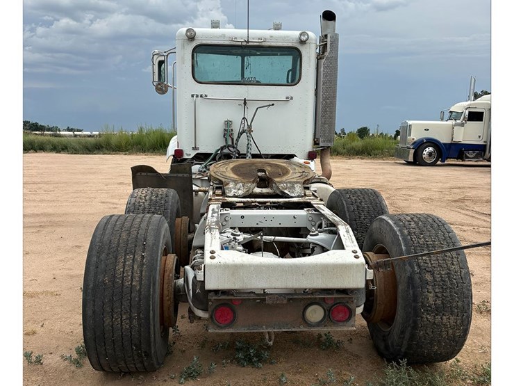 2008-peterbilt-384-image-3
